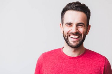 yakışıklı genç adam gülüyor