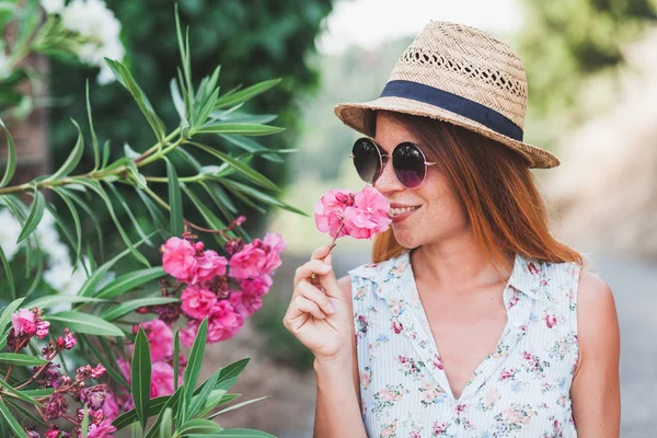 Mujer Joven Oliendo Flor Rosa Verano — Foto de Stock