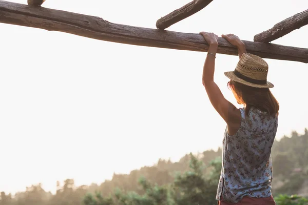 Mujer Joven Disfrutando Puesta Sol Balcón — Foto de Stock