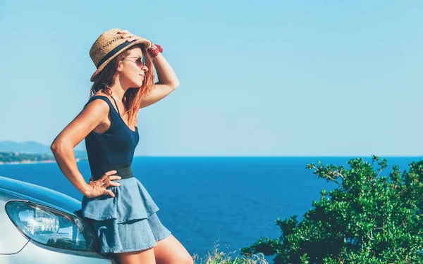 Mujer Joven Disfrutando Vista Sobre Acantilado —  Fotos de Stock