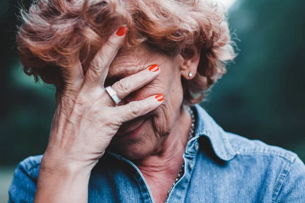 Older Women Worrying Her Hands Her Face — Stock Photo, Image