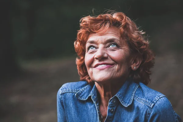 Πορτρέτο Του Μια Ευτυχισμένη Πενήντα Χρονών Γυναίκα Εξωτερικούς Χώρους — Φωτογραφία Αρχείου