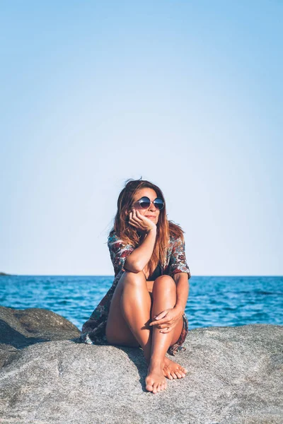 Young Woman Sitting Rock Enjoying Sunbathing Sea — Stock Photo, Image