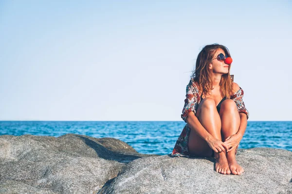 Young Woman Sitting Rock Enjoying Sunbathing Sea — Stock Photo, Image