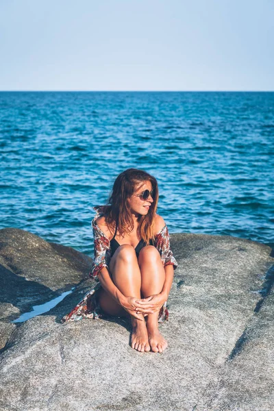 Young Woman Sitting Rock Enjoying Sunbathing Sea — Stock Photo, Image