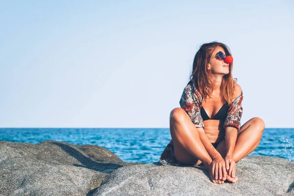 Young Woman Sitting Rock Enjoying Sunbathing Sea — Stock Photo, Image