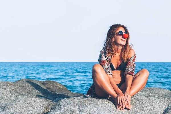 Young Woman Sitting Rock Enjoying Sunbathing Sea — Stock Photo, Image