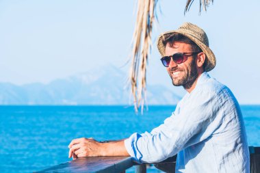 Yakışıklı delikanlı plaj barda manzarayı