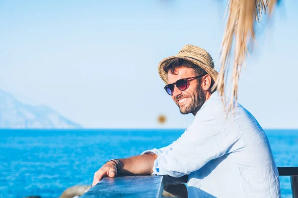 Jovem Homem Bonito Desfrutando Vista Bar Praia — Fotografia de Stock