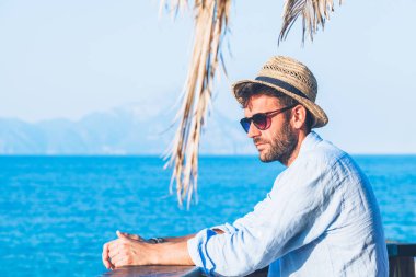 Yakışıklı delikanlı plaj barda manzarayı