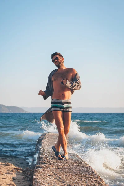 Jovem Feliz Dançando Doca Praia — Fotografia de Stock