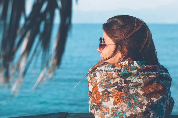 Young Woman Enjoying View Beach Bar — Stock Photo, Image