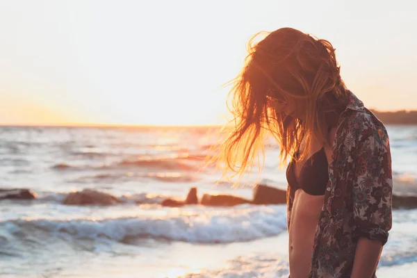 Jeune Femme Profitant Coucher Soleil Des Vagues Plage — Photo