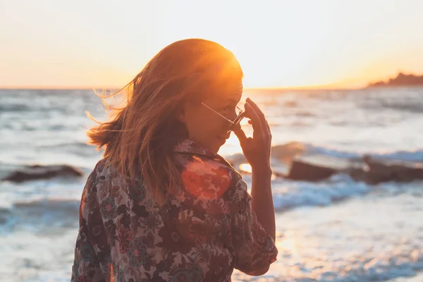 Νεαρή Γυναίκα Απολαμβάνοντας Ηλιοβασίλεμα Και Κύματα Στην Παραλία — Φωτογραφία Αρχείου