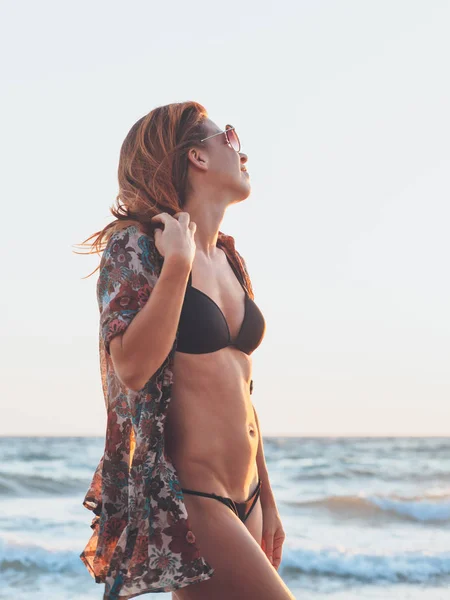 Jonge Vrouw Genieten Van Zonsondergang Golven Het Strand — Stockfoto