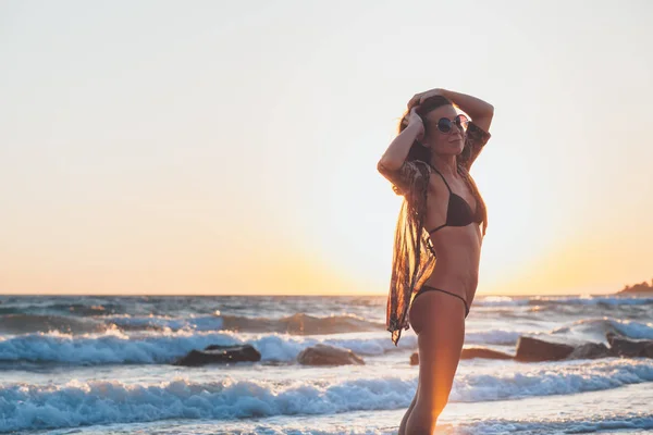 Jonge Vrouw Genieten Van Zonsondergang Golven Het Strand — Stockfoto