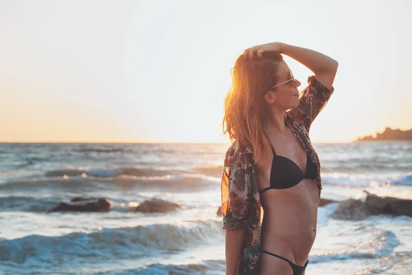 Young Woman Enjoying Sunset Waves Beach — Stock Photo, Image