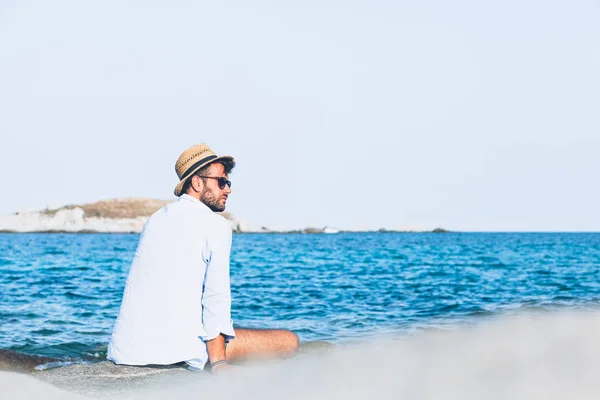 Junger Mann Entspannt Strand Sitzt Auf Einem Felsen Der Nähe — Stockfoto