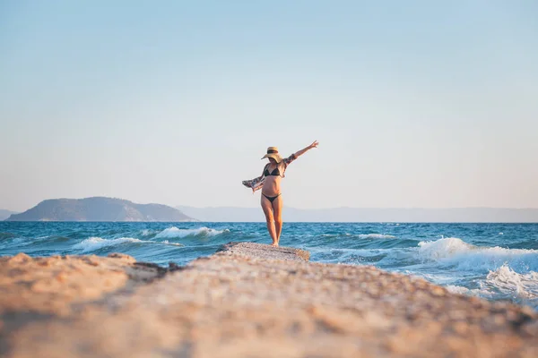 Happy Young Woman Walking Dock Beach — Stock Photo, Image