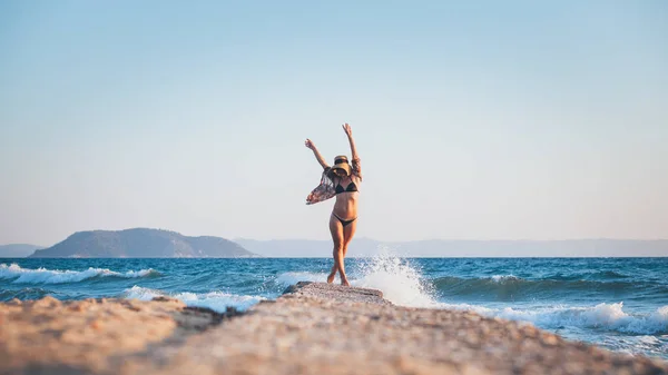 Happy Young Woman Walking Dock Beach — Stock Photo, Image