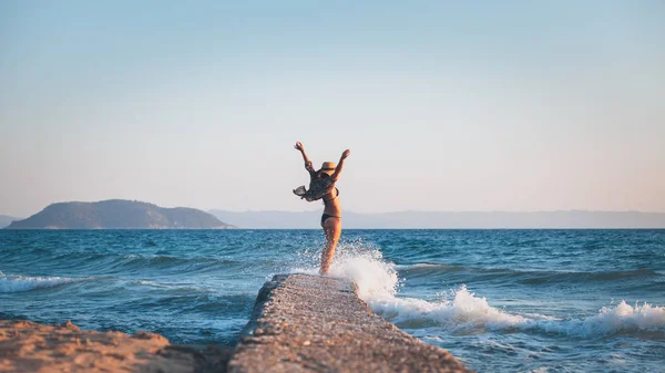 Happy Young Woman Walking Dock Beach — Stock Photo, Image