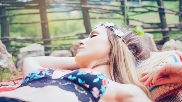 Beautiful Hipster Girl Lying Garden — Stock Photo, Image