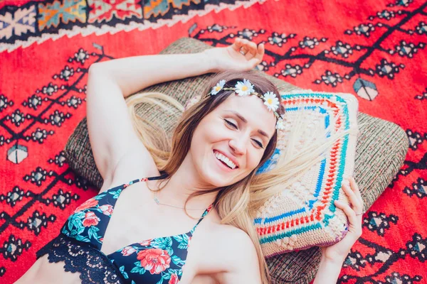 Beautiful Hipster Girl Lying Garden — Stock Photo, Image