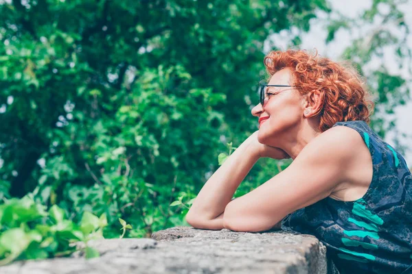 Mulher Mais Velha Retro Bonita Apreciando Vista — Fotografia de Stock