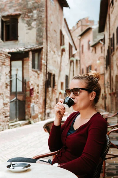 Mujer Joven Disfrutando Del Café Café Ciudad Medieval Toscana Italia — Foto de Stock