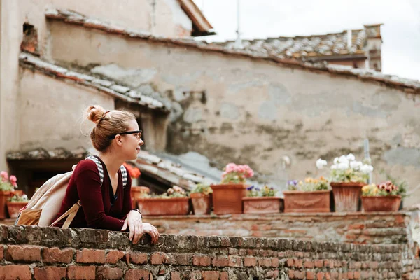 Young Woman Sightseeing Medieval Town Certaldo Tuscany Italy — Stock Photo, Image