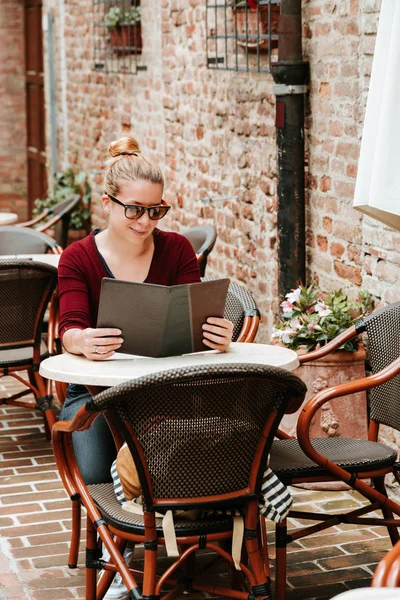 Young Woman Sitting Cafe Medieval Town Tuscany Italy Holding Menu — Stock Photo, Image