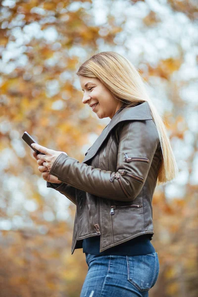 Young Woman Using Smartphone Park Autumn — Stock Photo, Image