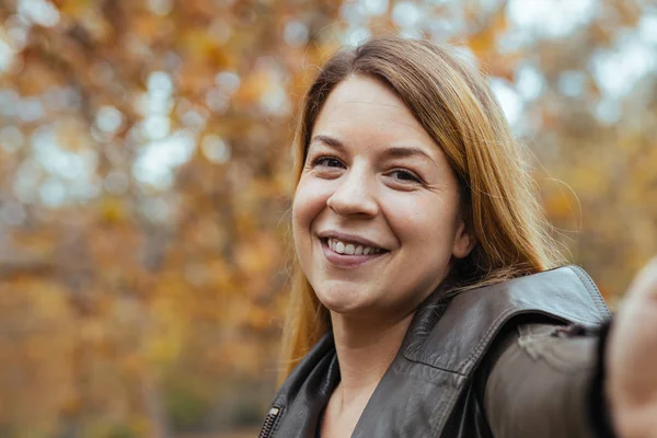 Young Woman Taking Selfie Park Autumn — Stock Photo, Image