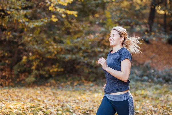 Jeune Femme Sportive Courant Dans Les Bois Automne — Photo