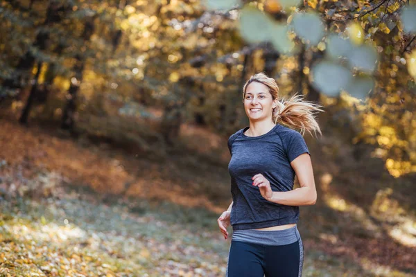 Jeune Femme Sportive Courant Dans Les Bois Automne — Photo