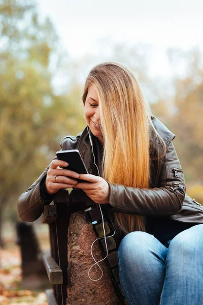 Young Woman Enjoying Listening Music Her Smartphone Park Autumn — Stock Photo, Image