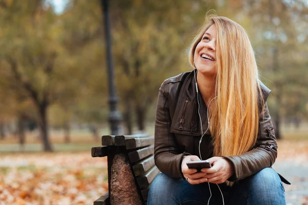 Young Woman Enjoying Listening Music Her Smartphone Park Autumn — Stock Photo, Image