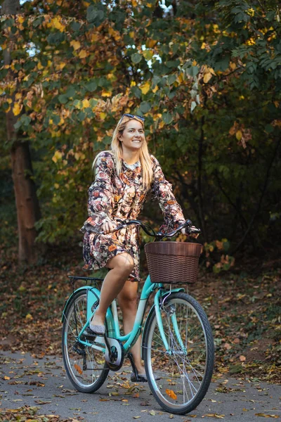 Młoda Kobieta Jeżdżąca Rowerze Parku Jesienią — Zdjęcie stockowe
