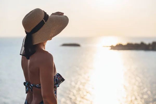 Young Woman Enjoying Sunset Cliff Seaside — Stock Photo, Image