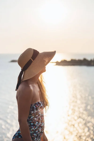 Young Woman Enjoying Sunset Cliff Seaside — Stock Photo, Image