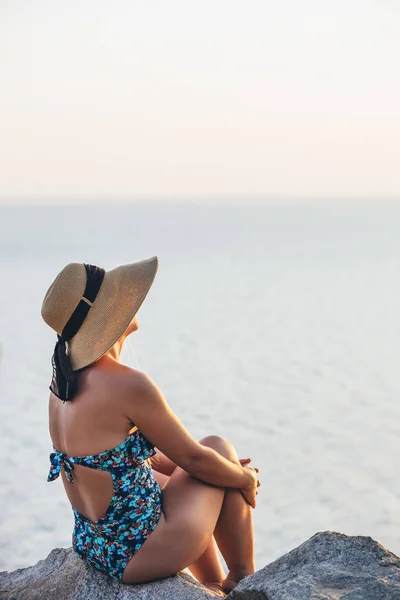 Young Woman Enjoying Sunset Cliff Seaside — Stock Photo, Image