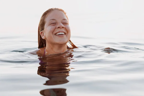 Mladá Šťastná Žena Plovoucí Moři Při Západu Slunce — Stock fotografie