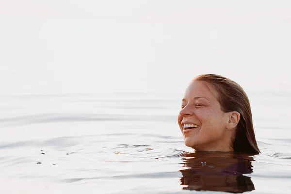 Joven Mujer Feliz Flotando Mar Atardecer — Foto de Stock
