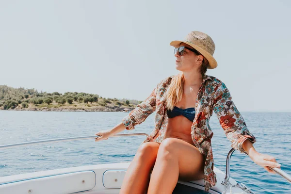 Young Woman Enjoying Hot Summer Day Boat — Stock Photo, Image