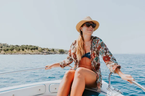 Young Woman Enjoying Hot Summer Day Boat — Stock Photo, Image