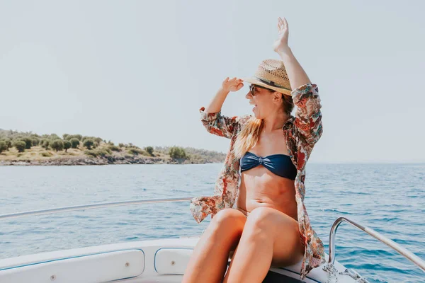 Young Woman Enjoying Hot Summer Day Boat — Stock Photo, Image