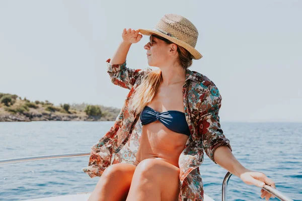ボートで暑い夏の日を楽しむ若い女性 — ストック写真