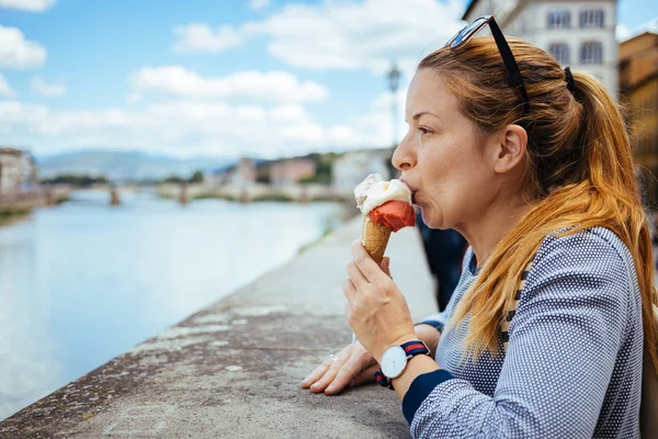 Young Woman Eating Ice Cream River Florence Italy — Stock Photo, Image