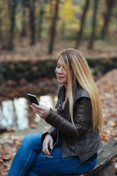 Young Woman Listening Music Her Smartphone Park Autumn — Stock Photo, Image