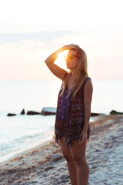 年轻女子在海滩上享受日落 — 图库照片